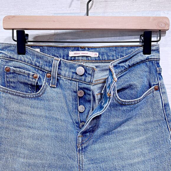 Levis Premium Wedgie Straight Fit Jeans Blue Light Wash High Rise Womemns 25 - Picture 3 of 9